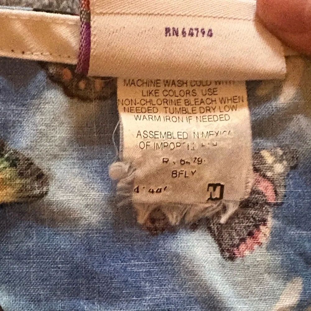 Peaches Uniforms Vibrant Butterfly Dragonfly Scrub Medical Top Size M-L? - Picture 6 of 7